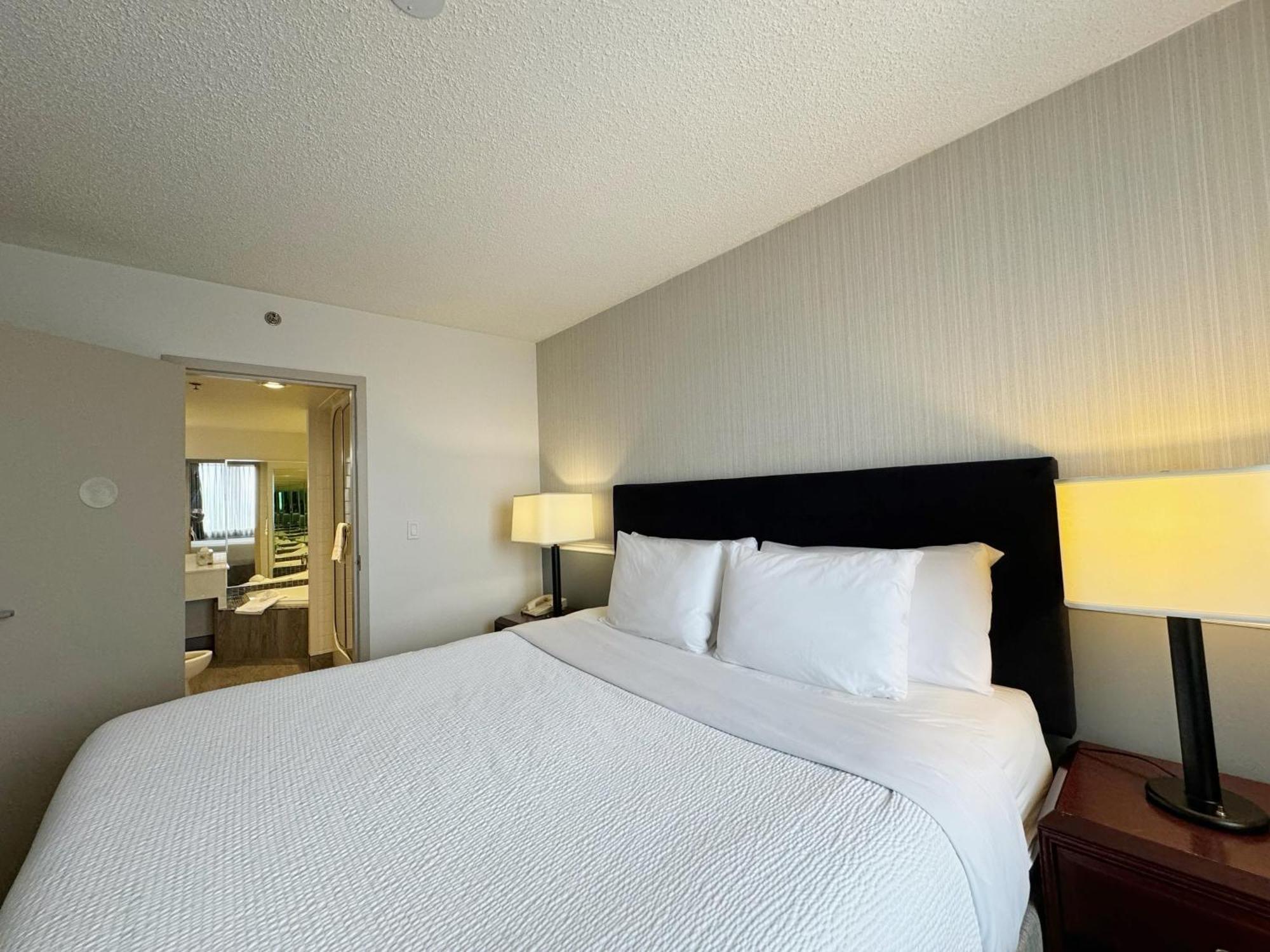 Hotel Divya Sutra Plaza And Conference Centre Calgary Airport Exteriér fotografie